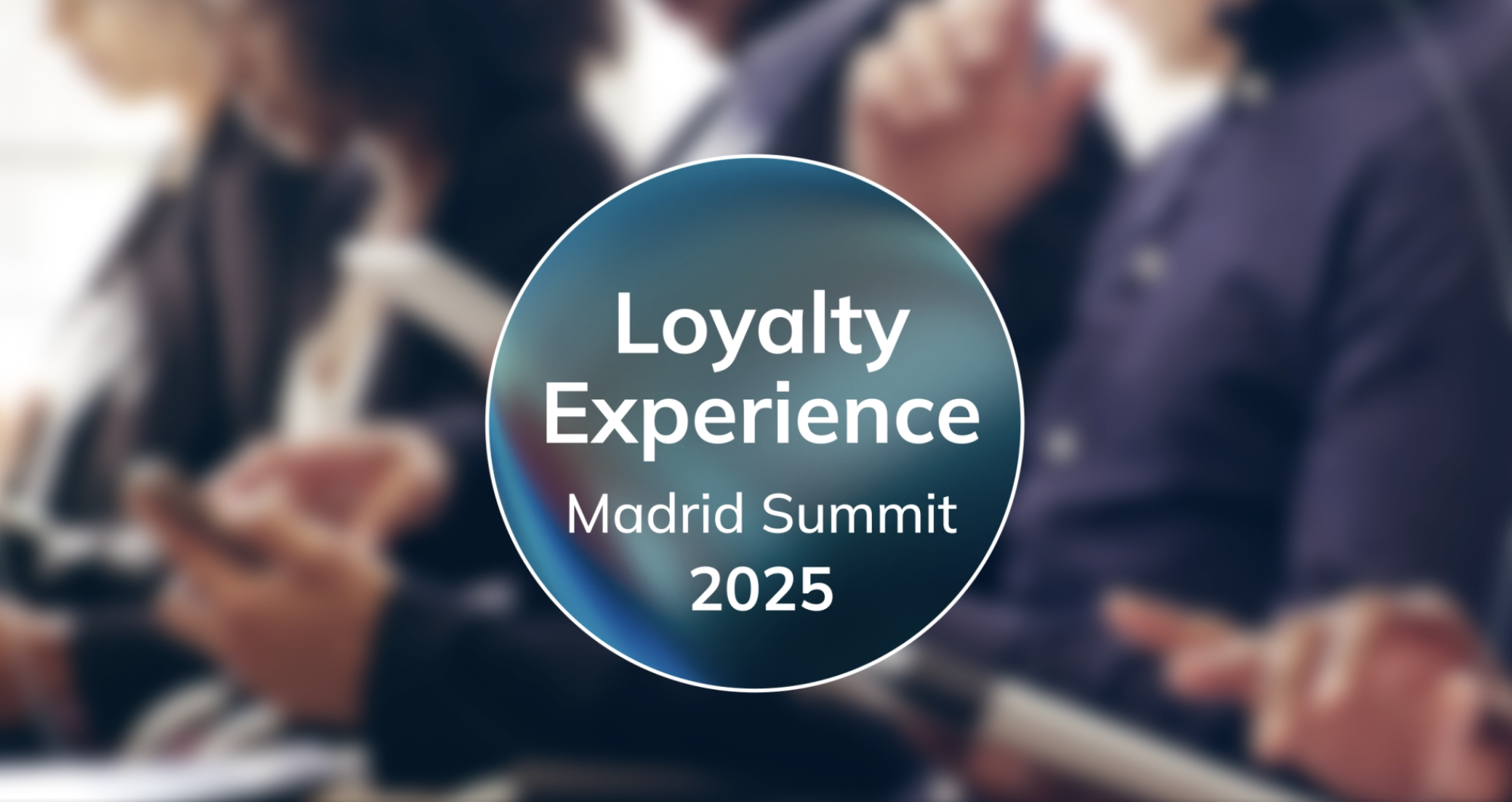 Un gráfico circular con el texto Loyalty Experience Madrid Summit 2025 se superpone a una imagen borrosa de personas utilizando dispositivos digitales, destacando Material clave para tu estrategia de fidelización en un entorno de conferencia profesional.